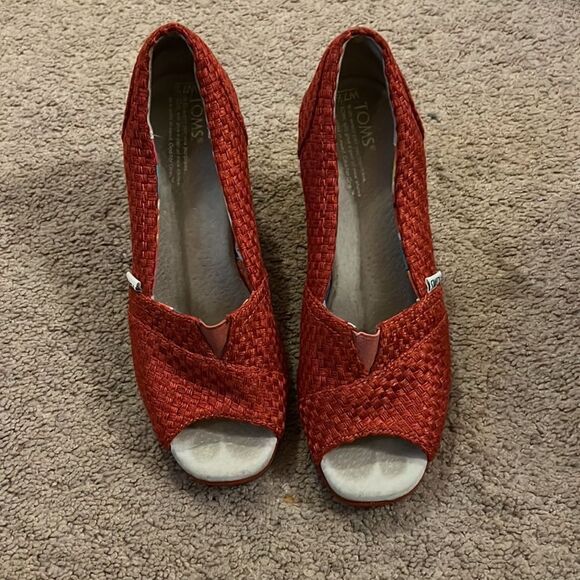 Tom’s red wedge peep toe 7.5 - Picture 2 of 8